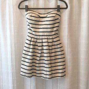 ‼️3/$20 or 4/$25‼️ WOW Couture Strapless dress